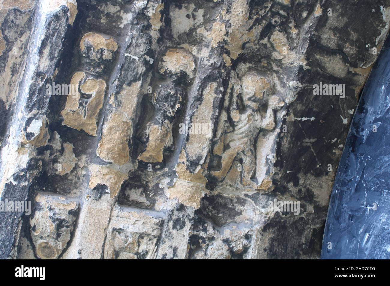 Nahaufnahme von altertümlichen verwitterten Schnitzereien von Figuren in der St. Thomas the Martyr Church, Upholland, Lancashire, Großbritannien Stockfoto
