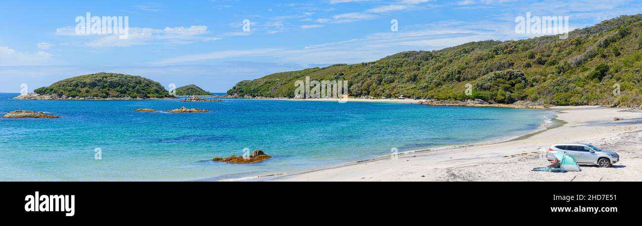 Ein Geländewagen auf dem weichen Sand des Cozy Corner Beach mit Blick auf Hartman's Beach, Torbay, Albany, Westaustralien, Australien Stockfoto