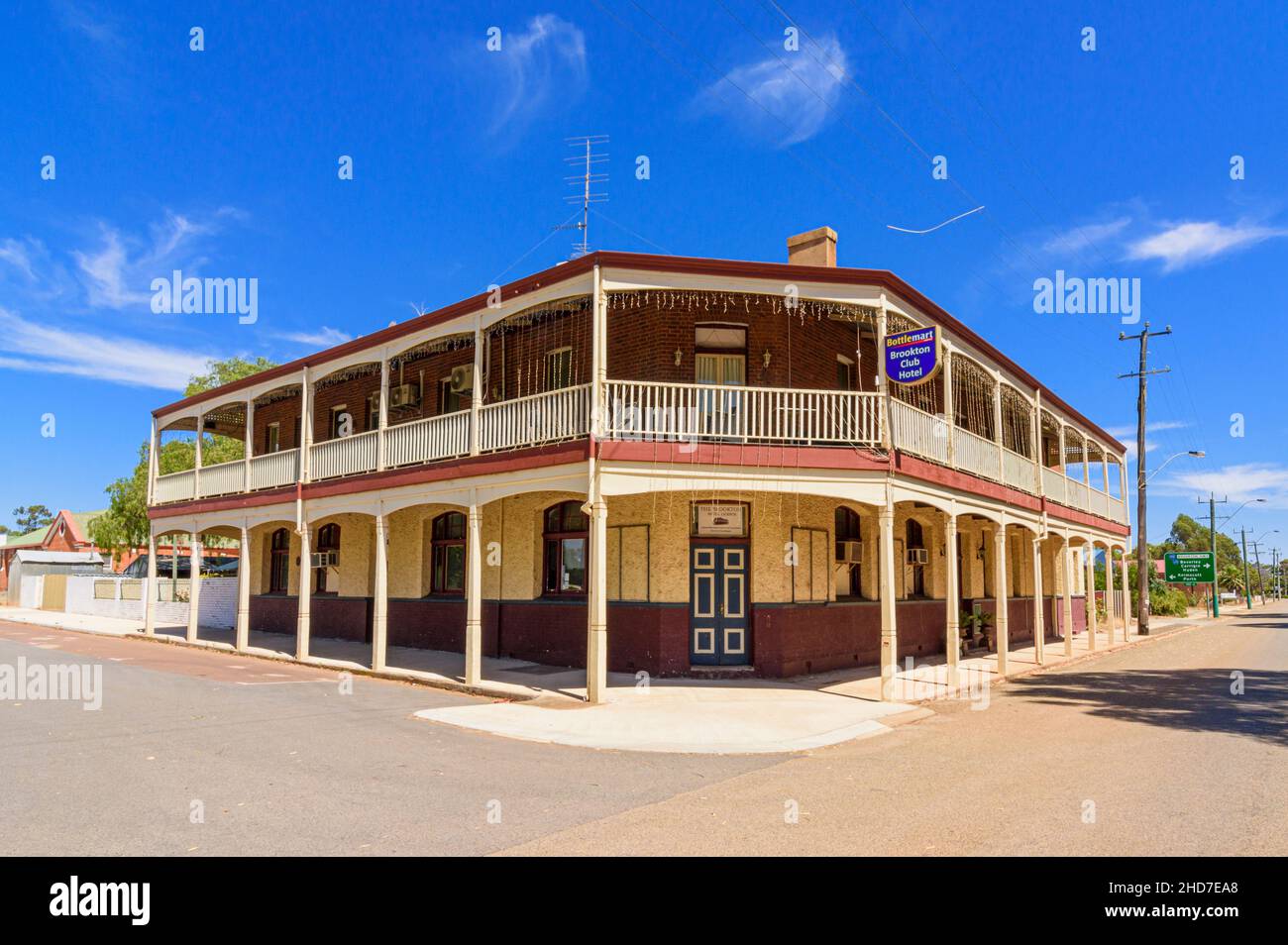 Der berühmte Country Pub, das Brookton Club Hotel, mit seinen schattigen Verandas und den Balustraden in den oberen Stockwerken in Brookton, Western Australia, Australien Stockfoto