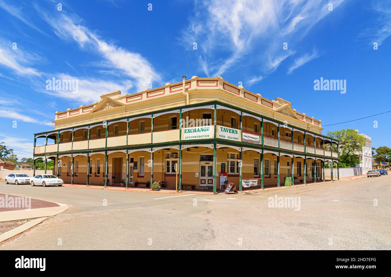 Australischer Pub, The Exchange Tavern, erbaut im Jahr 1906, im fligranen Stil der Föderation, Pingelly, Westaustralien, Australien Stockfoto