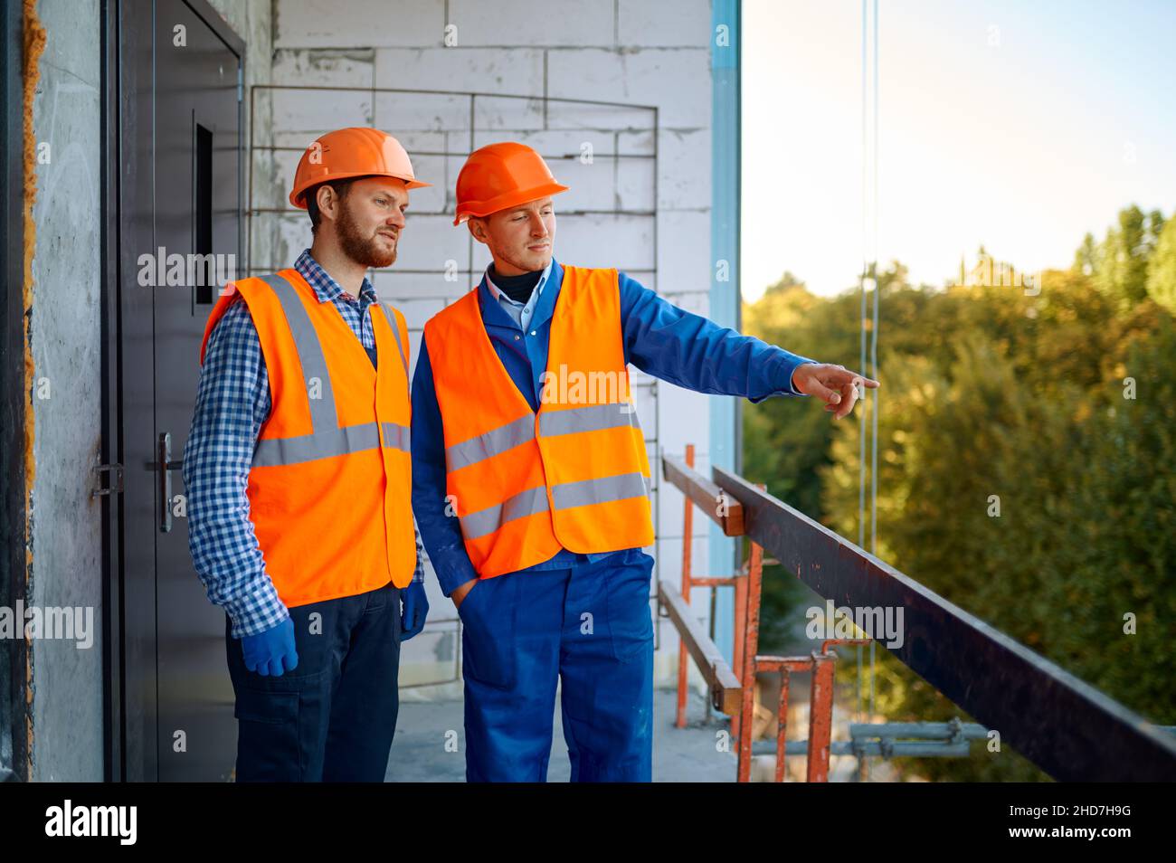 Zwei Bauherren stehen auf der Baustelle im Gespräch Stockfoto