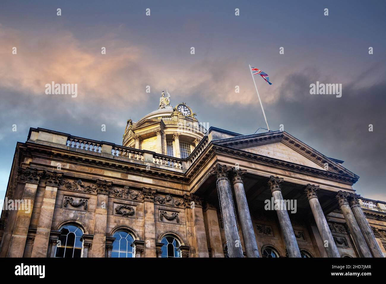 Blick auf die Vorderseite des Rathauses in Liverpool Stockfoto