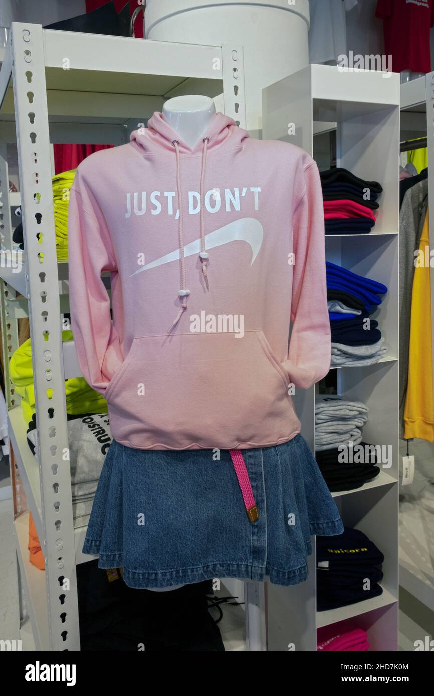 Eine Parodie des Nike Logos und ein Ratschlag, der besagt, dass du es einfach nicht tun kannst. Zum Verkauf bei Phluid, einem nun geschlossenen, geschlechterfreien Laden in Greenwich Village, NYC. Stockfoto