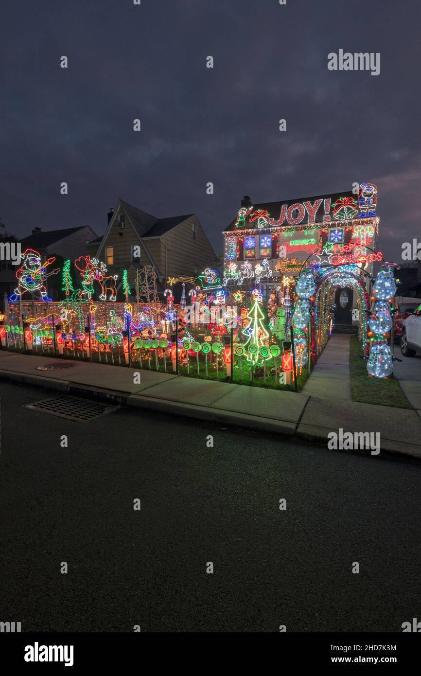 Ein Haus in Bayside, Queens, mit verzierten Weihnachtsdekorationen auf ihrem Gebäude und dem Rasen vor dem Haus. Stockfoto