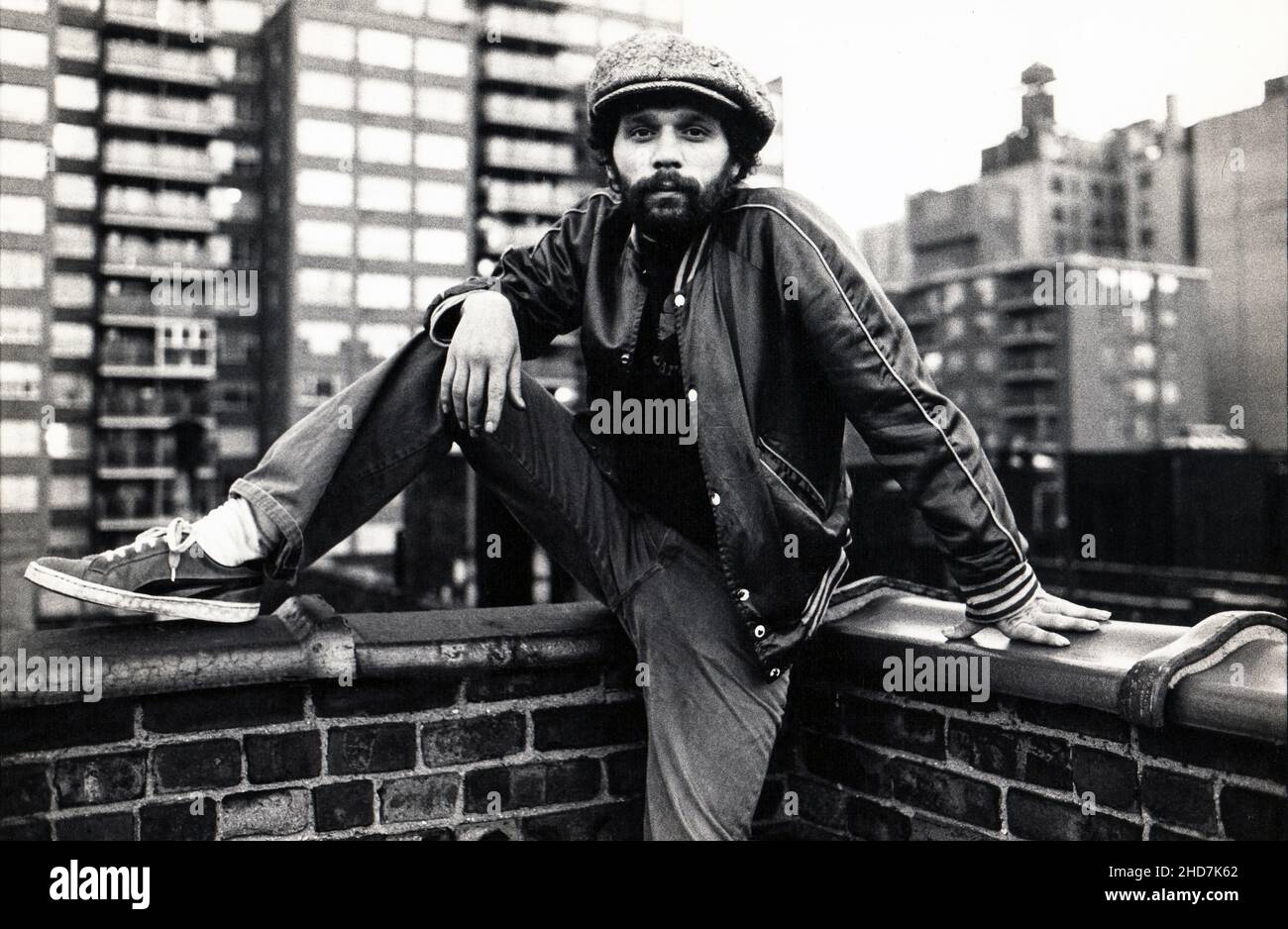 Miguel Piñero, ein Dramatiker, Schauspieler, Mitbegründer des Nuyorican Poets Café und ein führendes Mitglied der Nuyorican literary movement. Auf seinem Dach. Stockfoto