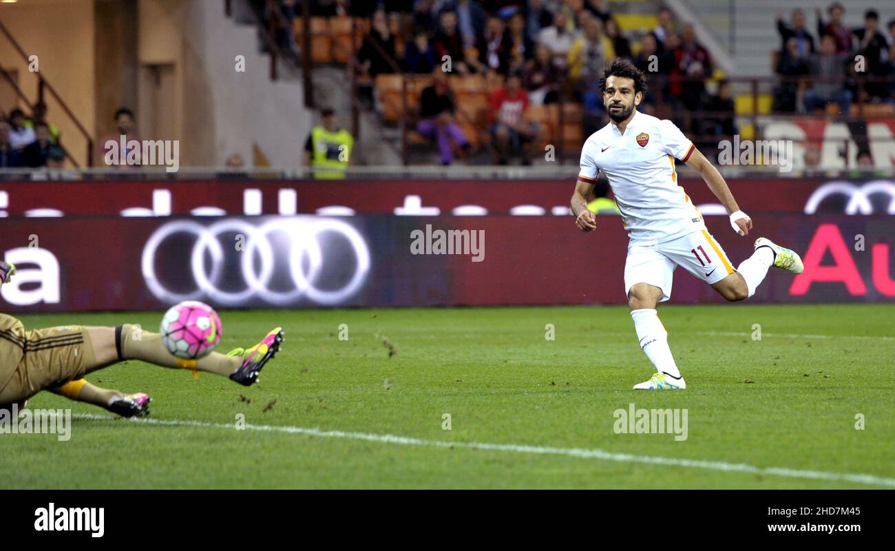DER ÄGYPTISCHE Fußballspieler von AS Roma, Mohamed Salah, schießt beim italienischen Spiel AC Milan gegen AS Roma im stadion san siro in Mailand ein Tor. Stockfoto