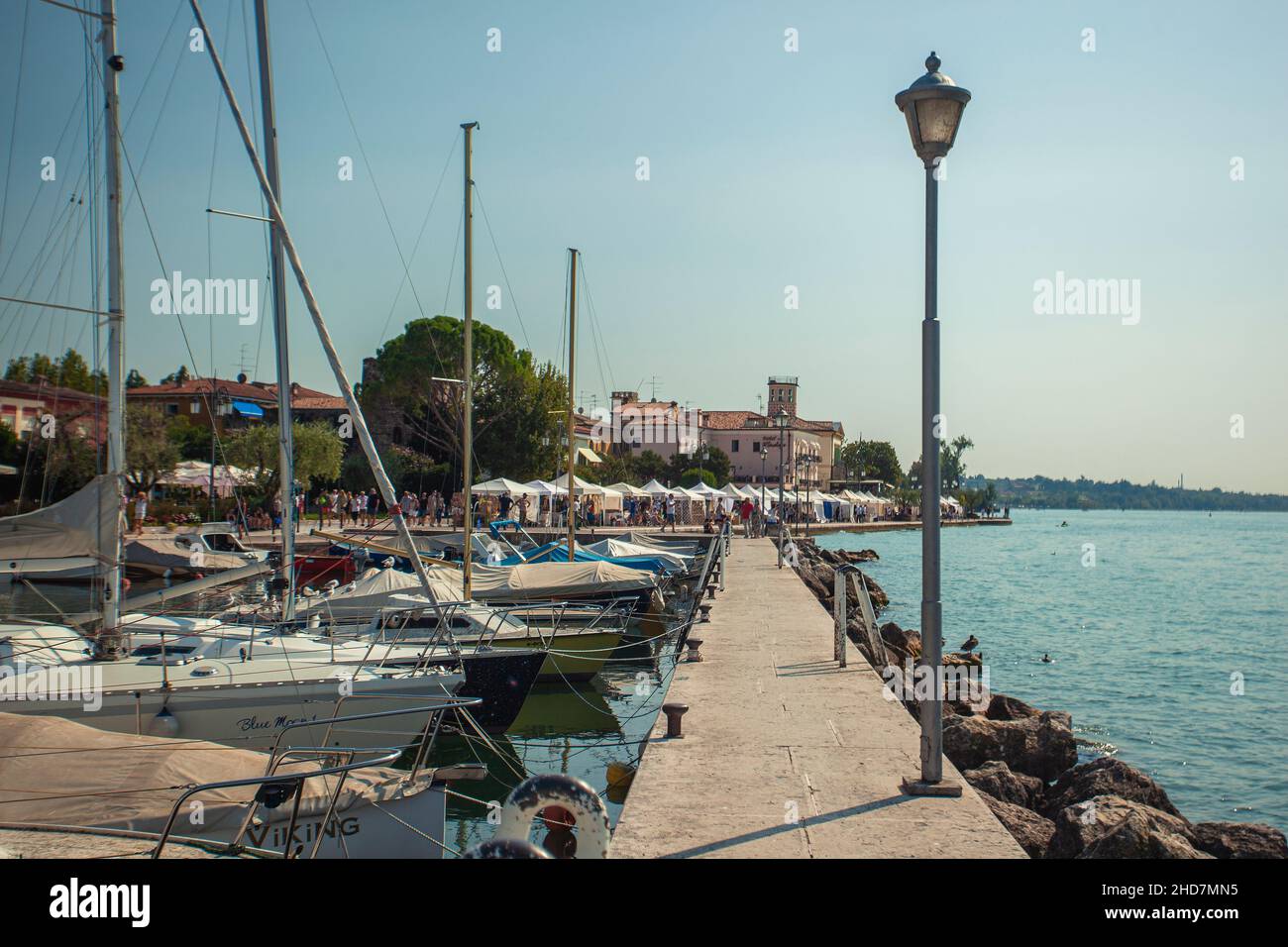 LAZISE, ITALIEN 16. SEPTEMBER 2020: Hafen von Lazise am Gardasee Stockfoto