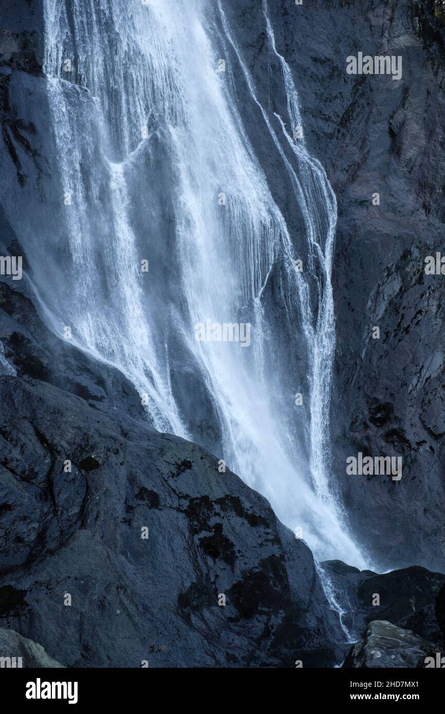 Aber Falls Wasserfall oder Rhaeadr Fawr fließendes Wasser auf dunklen Felsen im Coedydd aber Nature Reserve in Snowdonia. Abergwyngregyn Gwynedd Wales Großbritannien Stockfoto