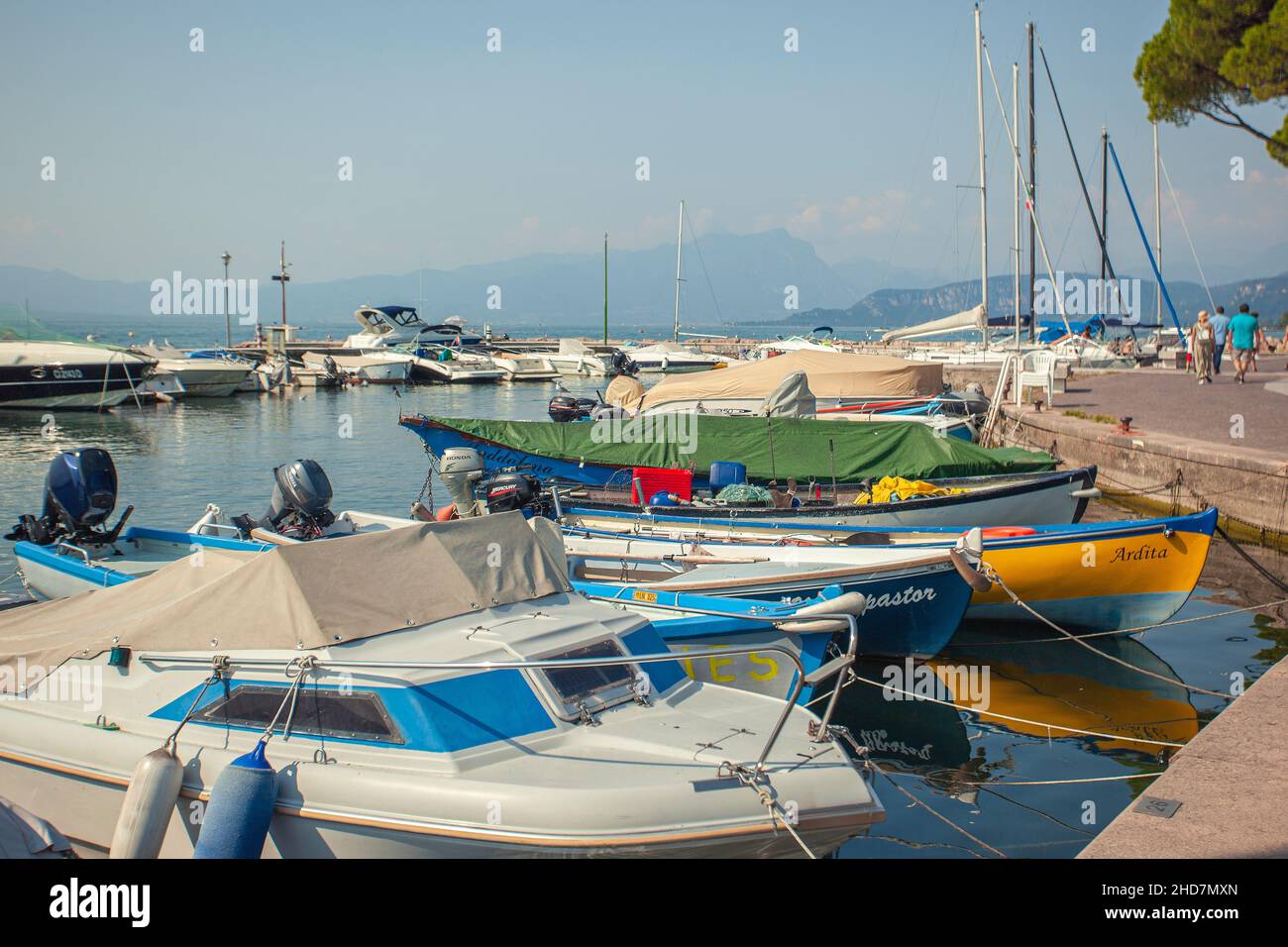 LAZISE, ITALIEN 16. SEPTEMBER 2020: Hafen von Lazise am Gardasee Stockfoto