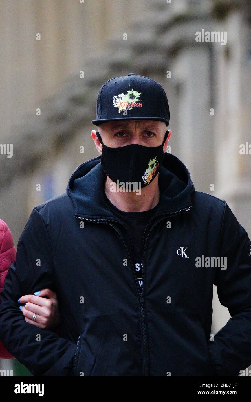 Jake Skuse trifft am Crown Court in Bristol ein, wo er wegen des Abstürzens der Statue des Sklavenhändlers Edward Colston des kriminellen Schadens beschuldigt wird. Bilddatum: Dienstag, 4. Januar 2022. Stockfoto