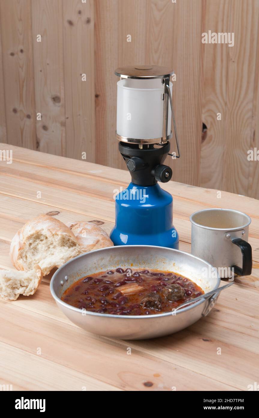 Bohnensuppe im Camping auf Holztisch Stockfoto