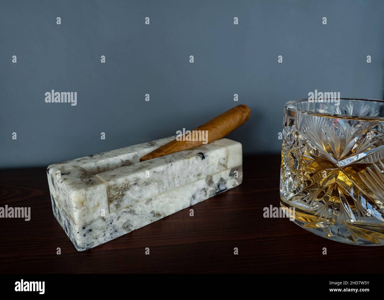 Steinaschenbecher mit Zigarren auf einem Holztisch Stockfoto