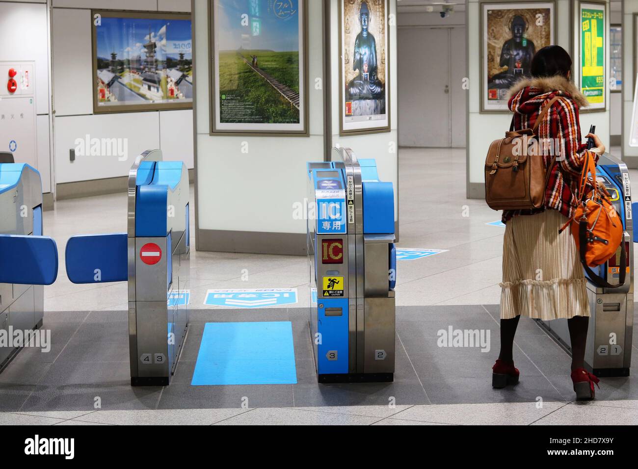 Passagier, der am Bahnhof Tokio durch die Fahrkartenschalter für Shinkansen-Züge fährt. Selektiver Fokus – Fokus auf Ticketschalter. Stockfoto