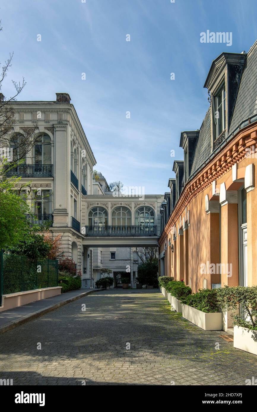 Paris, Frankreich - 28. März 2021: Schöne kleine gemütliche Straße in Paris mit individuellen Häusern und Gebäuden Stockfoto