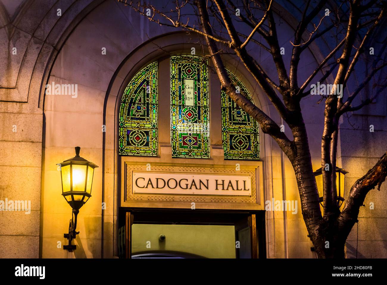 Farbenfroh beleuchtete Cadogan Hall, eine Konzerthalle in Sloane Terrace, London, England, Großbritannien Stockfoto