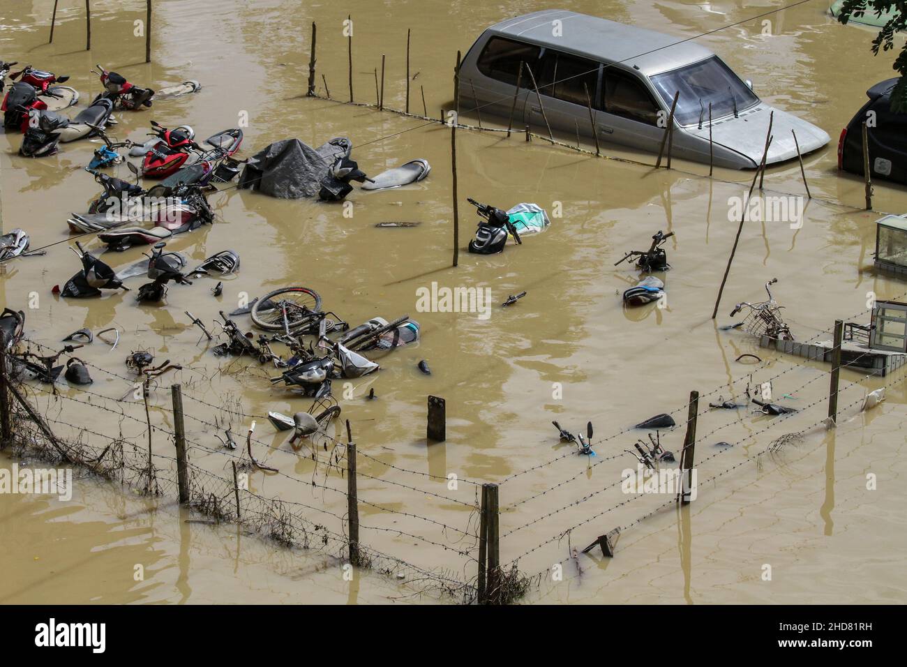 Aceh, Indonesien. 4th Januar 2022. Fahrzeuge werden in Lhoksukon in der Provinz Aceh, Indonesien, vom 4. Januar 2022 überflutet. Quelle: Fachrul Reza/Xinhua/Alamy Live News Stockfoto