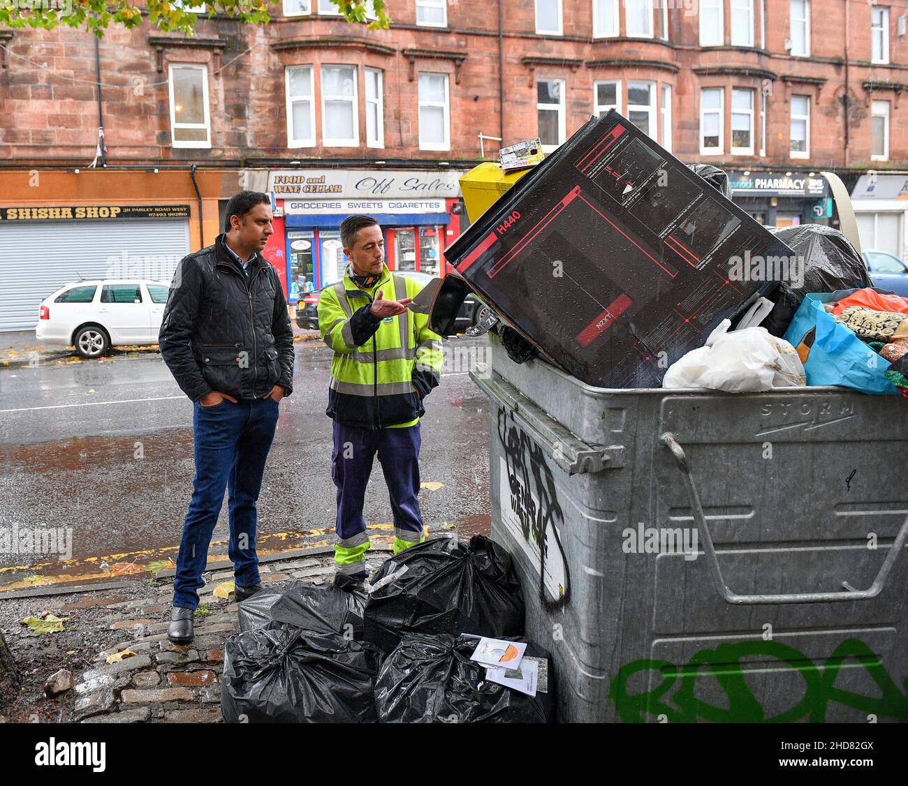 Im Bild: Anas Sarwar trifft auf den Reinigungsoperativ Barry McAreavey. Anas Sarwar, der Vorsitzende der schottischen Labour-Partei, traf sich mit Reinigungskräften der Gewerkschaft GMB, die mit der schottischen Regierung in Konflikt stehen und während des bevorstehenden Klimagipfels COP26 in der Stadt streiken werden. , (c) Dave Johnston Stockfoto