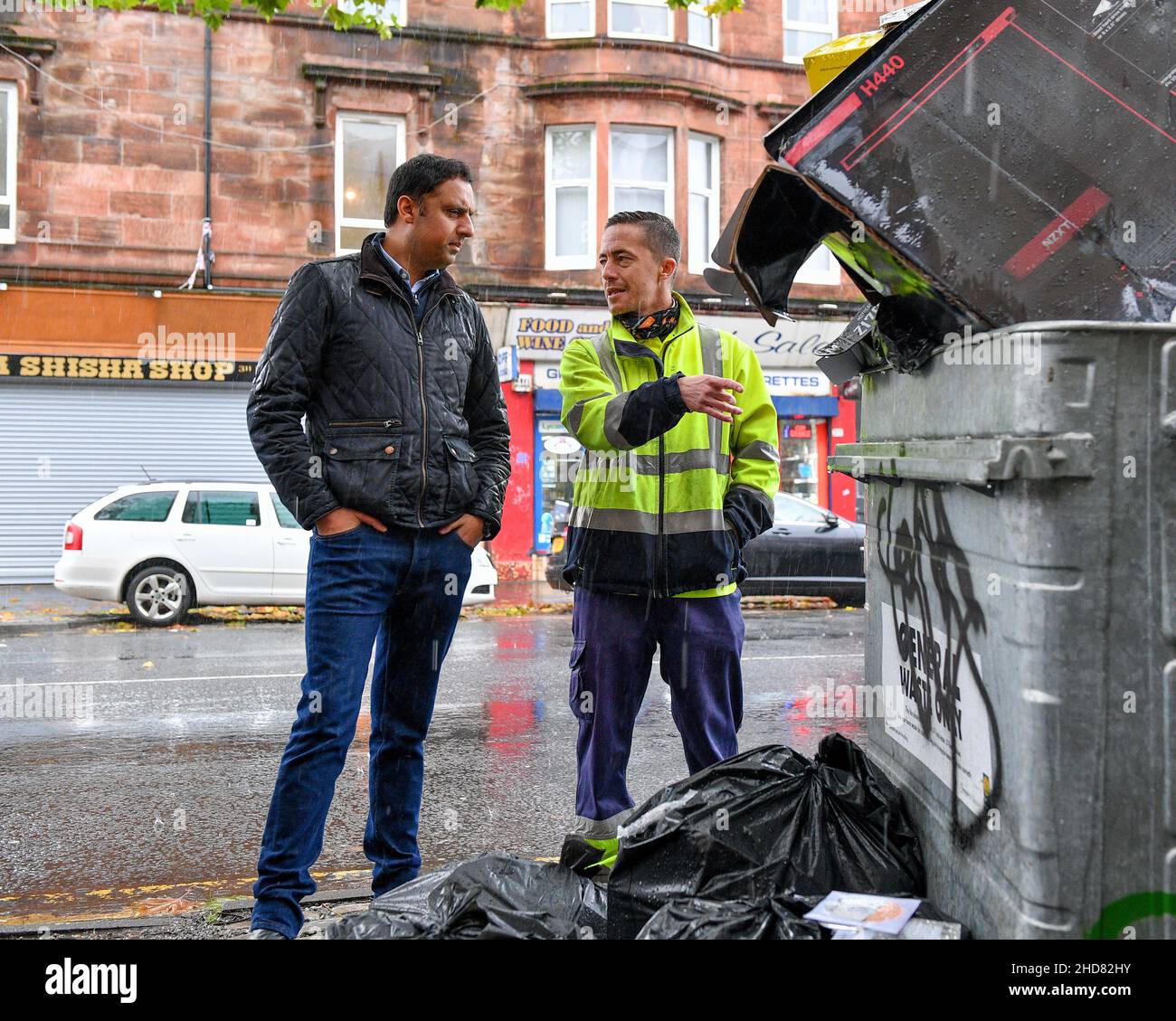 Im Bild: Anas Sarwar trifft auf den Reinigungsoperativ Barry McAreavey. Anas Sarwar, der Vorsitzende der schottischen Labour-Partei, traf sich mit Reinigungskräften der Gewerkschaft GMB, die mit der schottischen Regierung in Konflikt stehen und während des bevorstehenden Klimagipfels COP26 in der Stadt streiken werden. , (c) Dave Johnston Stockfoto