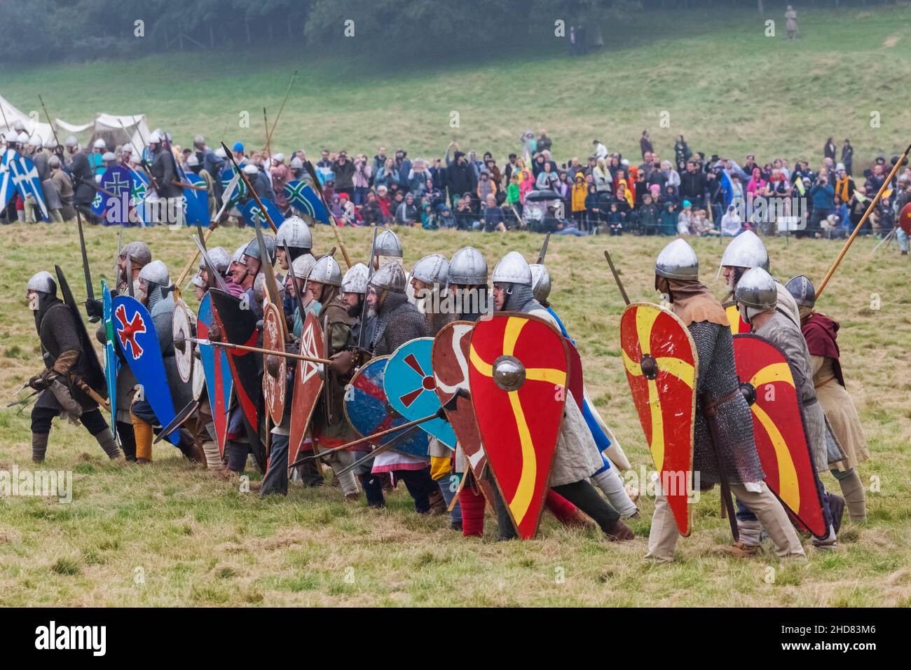 England, East Sussex, Battle, The Annual Battle of Hastings 1066 Re-enactment Festival, Teilnehmer in mittelalterlichen normannischen Rüstung gekleidet, die sich in Stockfoto