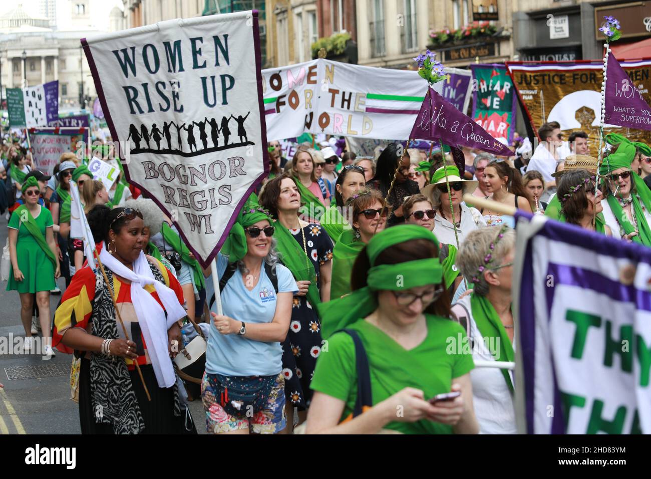 Frauen März durch London in Unterstützung des Feminismus und der Gewährung des Wahlrechts für Frauen vor 100 Jahren. Stockfoto