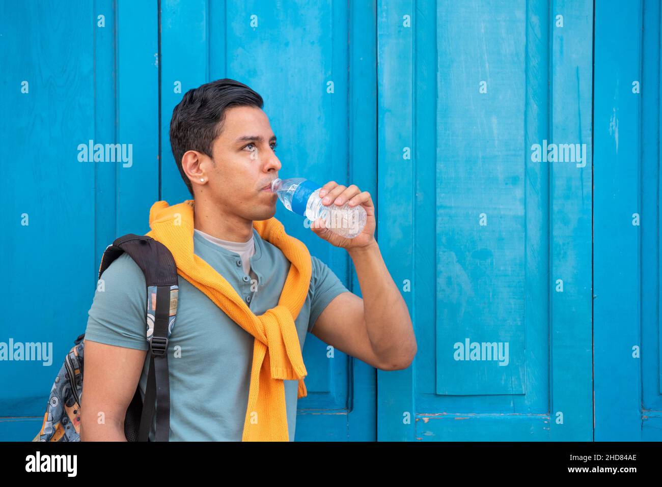 Junge hispanische Männer mit einer Flasche Wasser, Panama Stockfoto