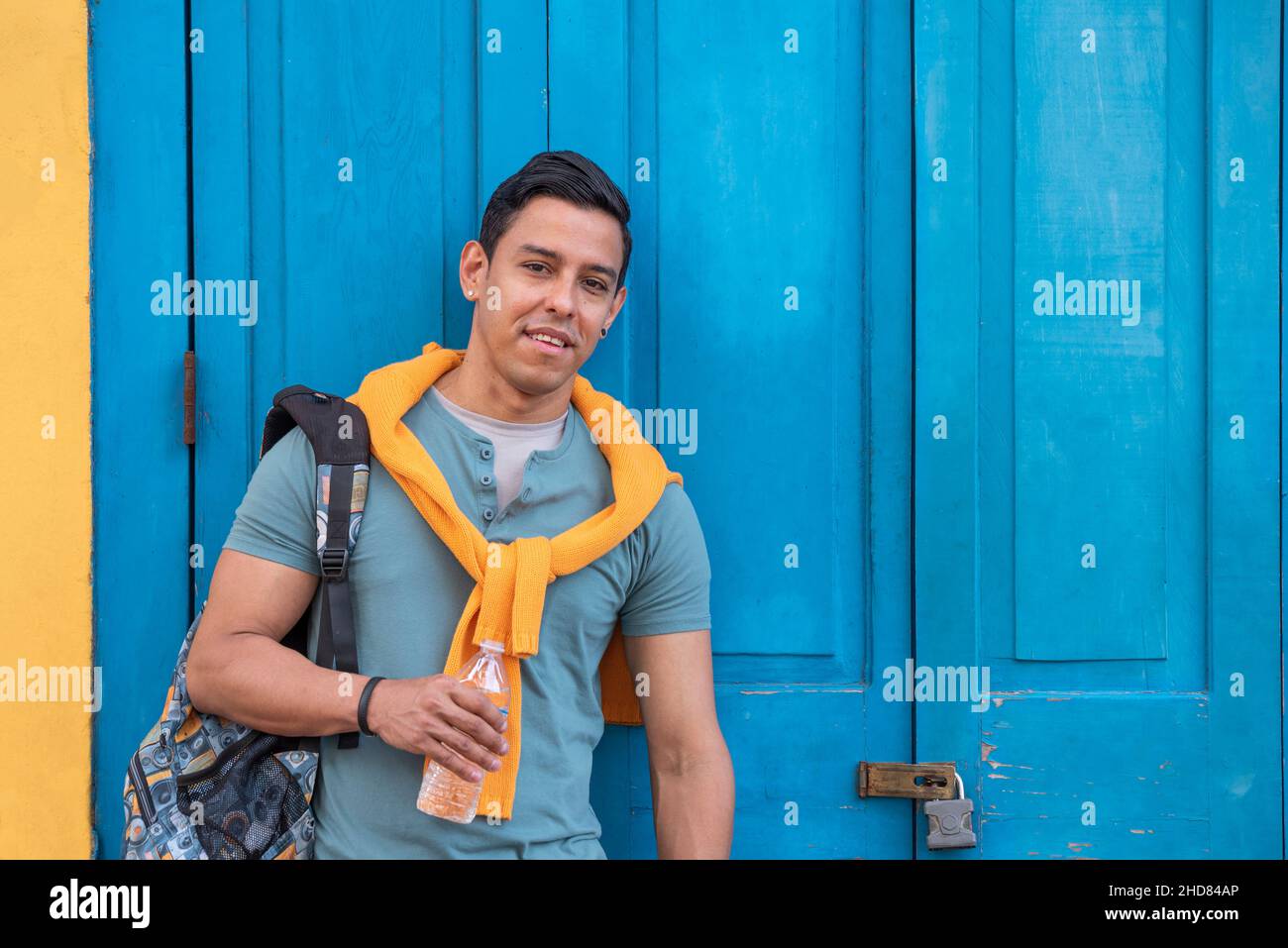 Junge hispanische Männer mit einer Flasche Wasser, Panama Stockfoto