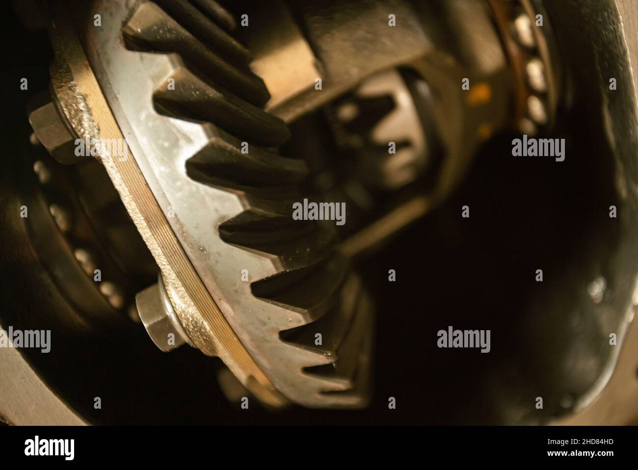 Details des Differenzialgetriebes bereit für die Reparatur bei schlechten Lichtverhältnissen Stockfoto