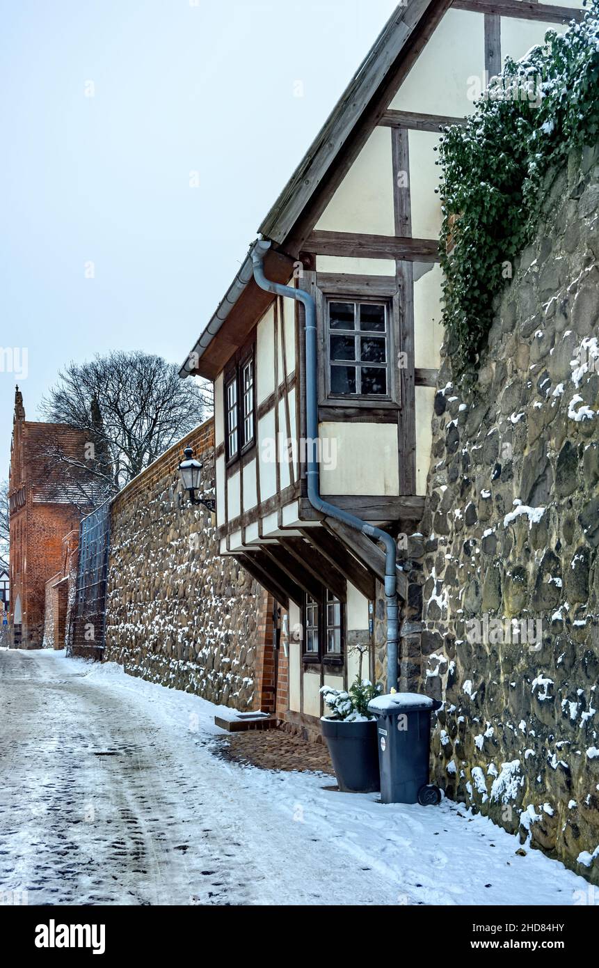 Mittelalterliche Stadtmauer mit Wieckhaus (norddeutsche Variante eines Wachhauses) im Winter, Neubrandenburg, Mecklenburg-Vorpommern, Deutschland. Stockfoto