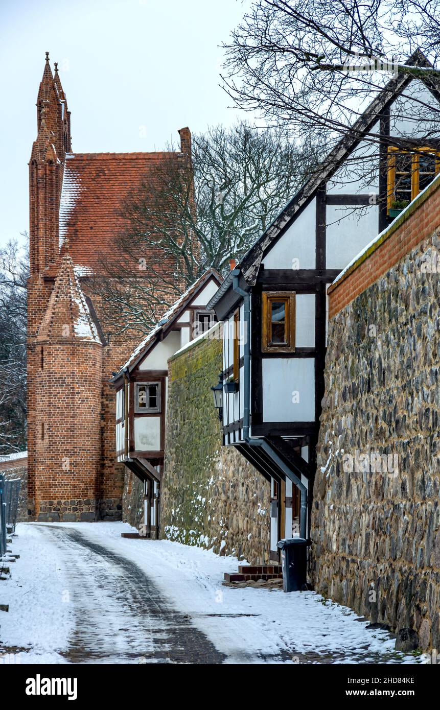 Mittelalterliche Stadtmauer mit Wieck-Häusern (norddeutsche Variante eines Wachhauses) im Winter, Neubrandenburg, Deutschland. Stockfoto