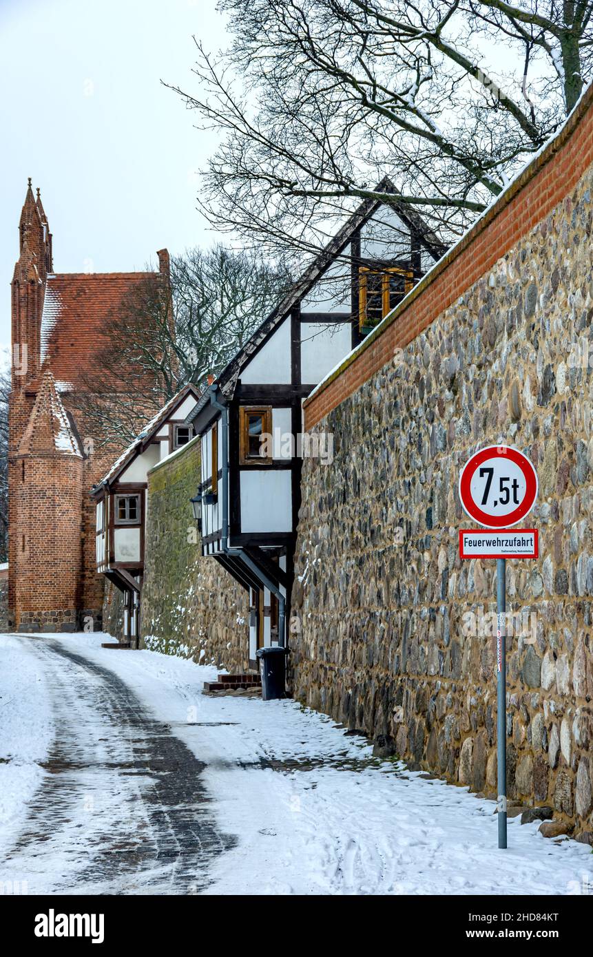 Mittelalterliche Stadtmauer mit Wieck-Häusern (norddeutsche Variante eines Wachhauses) im Winter, Neubrandenburg, Deutschland. Stockfoto