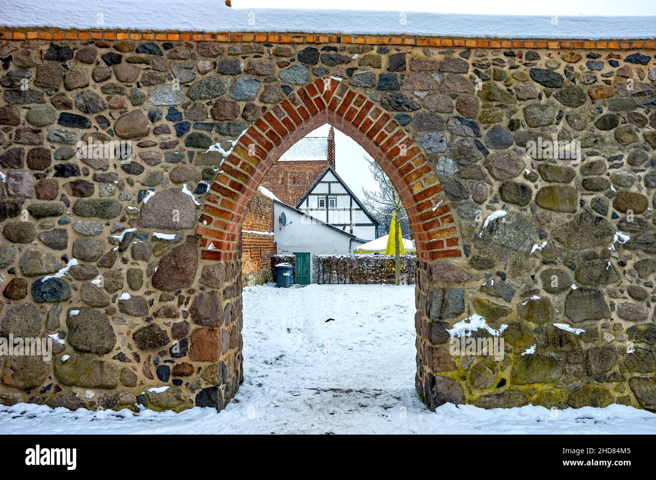 Neubrandenburg, Mecklenburg-Vorpommern, Deutschland: Durchgang oder Öffnung in der mittelalterlichen Stadtmauer am Friedlandtor (Friedländer Tor). Stockfoto