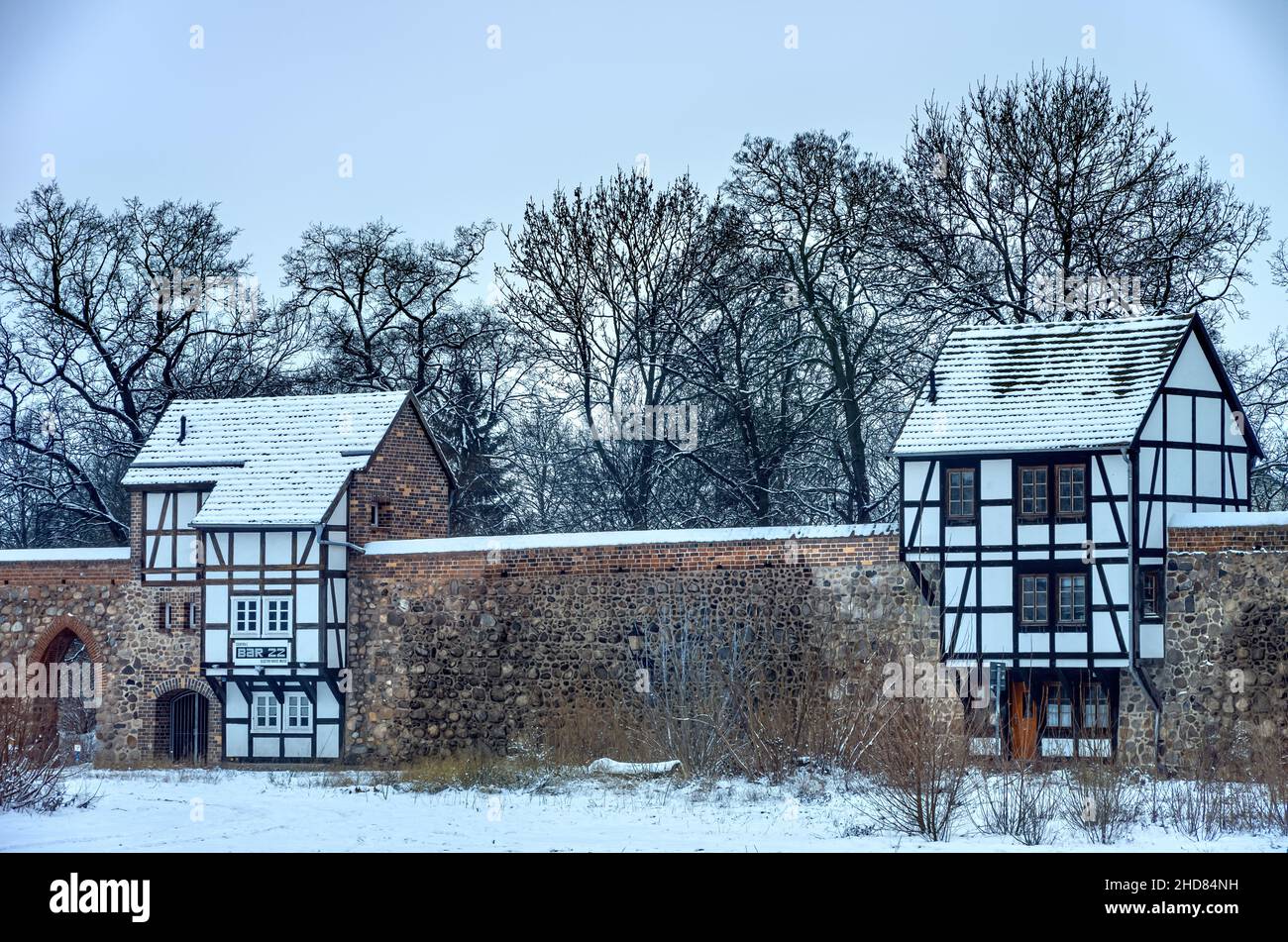 Mittelalterliche Stadtmauer mit Wieckhäusern (norddeutsche Variante eines Wachhauses) im Winter, Neubrandenburg, Mecklenburg-Vorpommern, Deutschland. Stockfoto