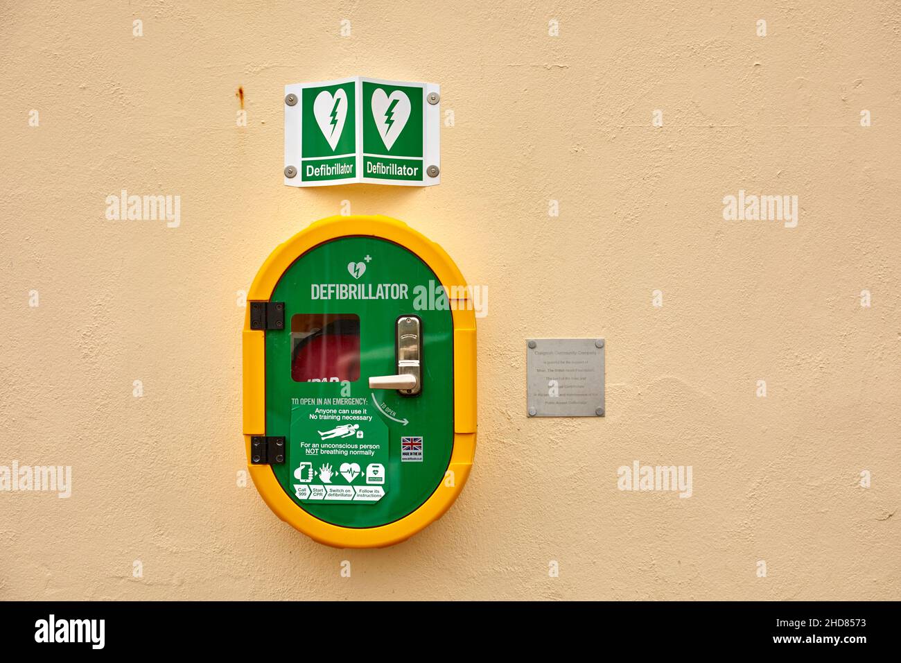 An der Wand montierter Defibrillator für den öffentlichen Notfall Stockfoto