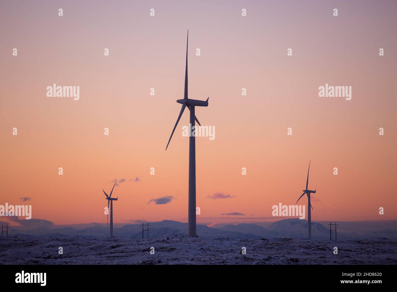 Windmühlen im Sonnenuntergang, Smøla, Norwegen Stockfoto