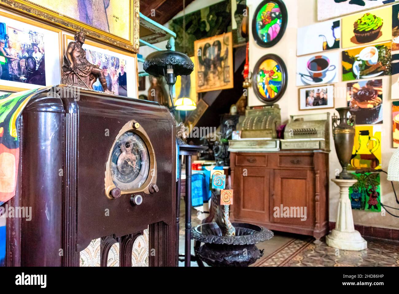 Vintage-Radio. Sammlung von antiken Objekten im Haus der berühmten kubanischen Künstlerin und Malerin Ileana SanchezJan. 4, 2022 Stockfoto