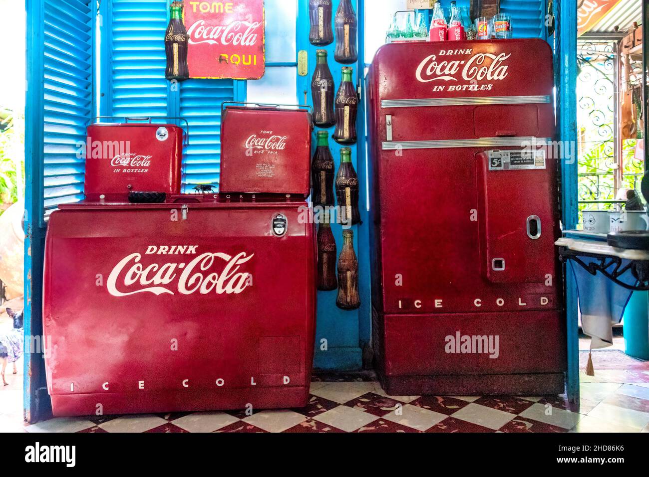 Kühlschrank cola -Fotos und -Bildmaterial in hoher Auflösung – Alamy