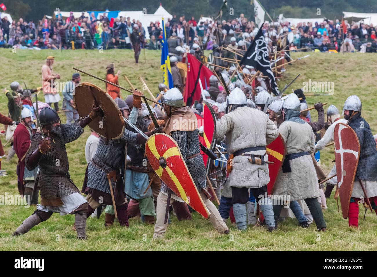 England, East Sussex, Battle, The Annual Battle of Hastings 1066 Re-enactment Festival, Teilnehmer gekleidet in Medieval Armor Fighting a Battle Stockfoto