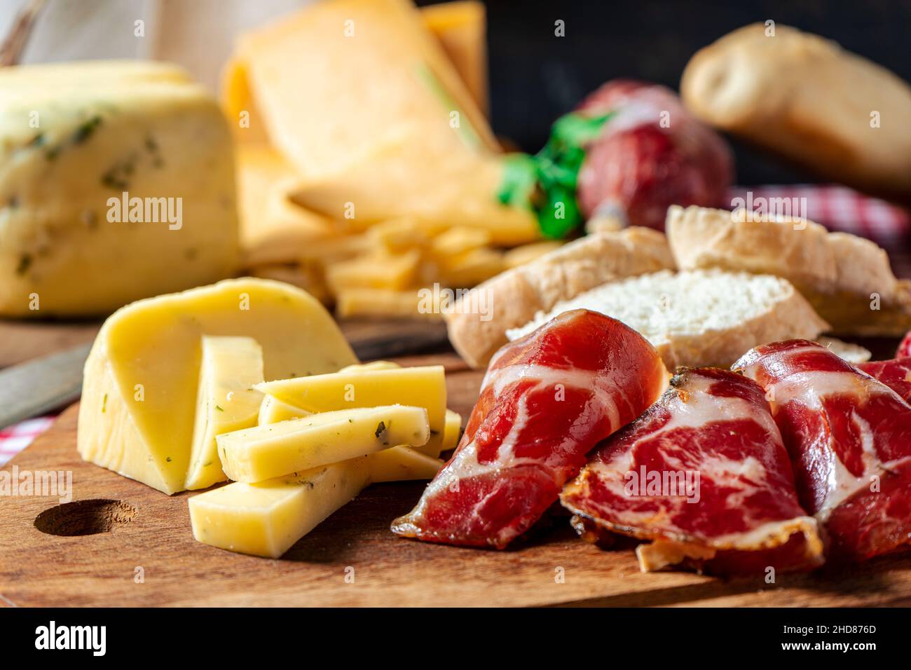 Normale Ansicht einer kleinen Tafel mit verschiedenen Käsesorten mit Salami, Schinken und Oliven. Tapas. Konzept der natürlichen, biologischen und gesunden Ernährung. Stockfoto