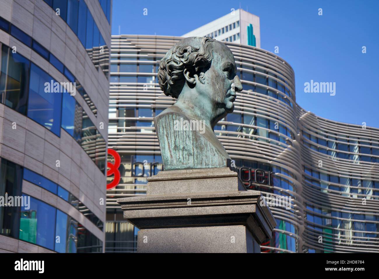 Historische Bronzeskulptur von Friedrich Wilhelm von Schadow, enthüllt 1869, vor modernen Gebäuden am Schadowplatz in Düsseldorf. Stockfoto