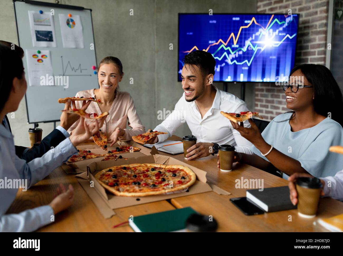Pizzalieferung. Verschiedene Multiethnische Kollegen Essen Während Der Büropause Gemeinsam Zu Mittag Stockfoto