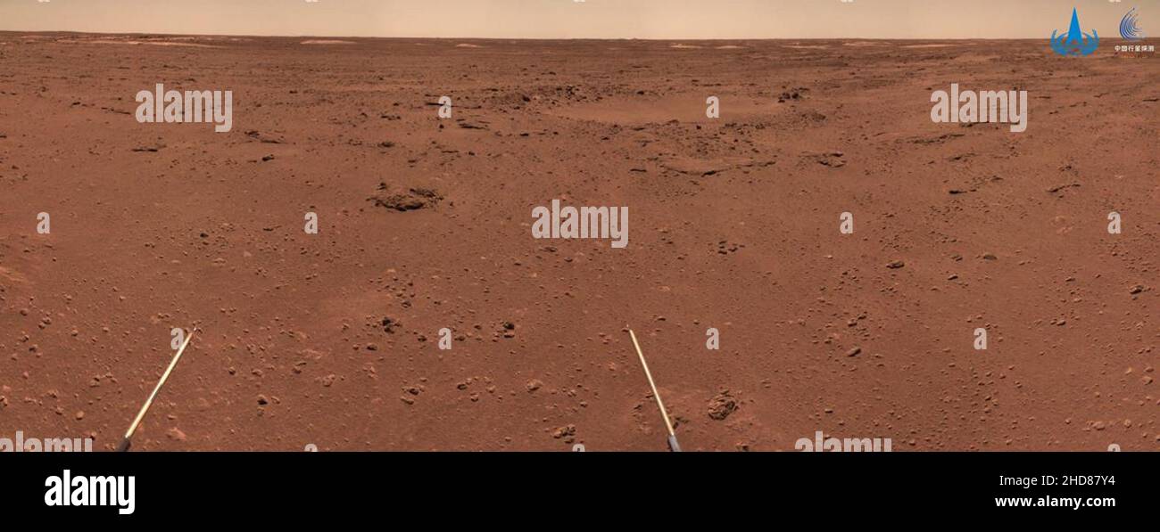 Peking, China. 04th Januar 2022. Die China National Space Administration veröffentlichte ein atemberaubendes mars-Selfie, das von der Tianwen-1-Mars-Orbiter über dem Roten Planeten aufgenommen wurde, nachdem sie eine kleine Kamera losgelassen und Fotos per WLAN zur Missionskontrolle gesendet hatte. Die Fotos zeigen den Orbiter, der in einer Umlaufbahn um den Roten Planeten fliegt, die Eisdecke auf dem Nordpol des Mars und eine Szene einer kargen Marsoberfläche. Foto von CNSA/UPI Kredit: UPI/Alamy Live News Stockfoto