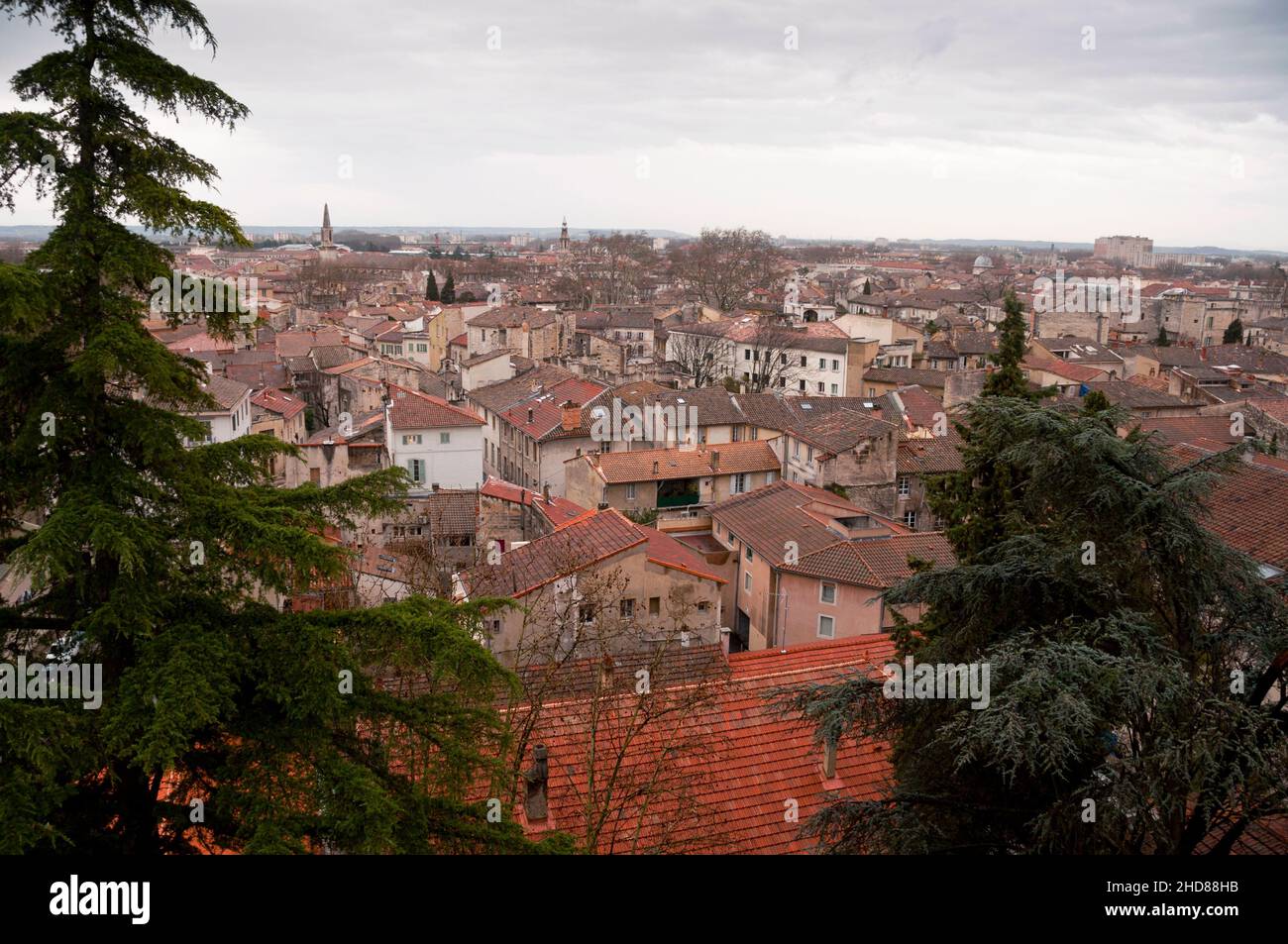 Die Stadt Avignon vom Domgarten oder Jardin des Doms im Südosten Frankreichs aus. Stockfoto