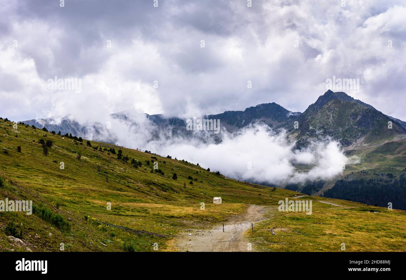 Schotterstraße durch karge Landschaft in den Pyrenäen, Spanien Stockfoto