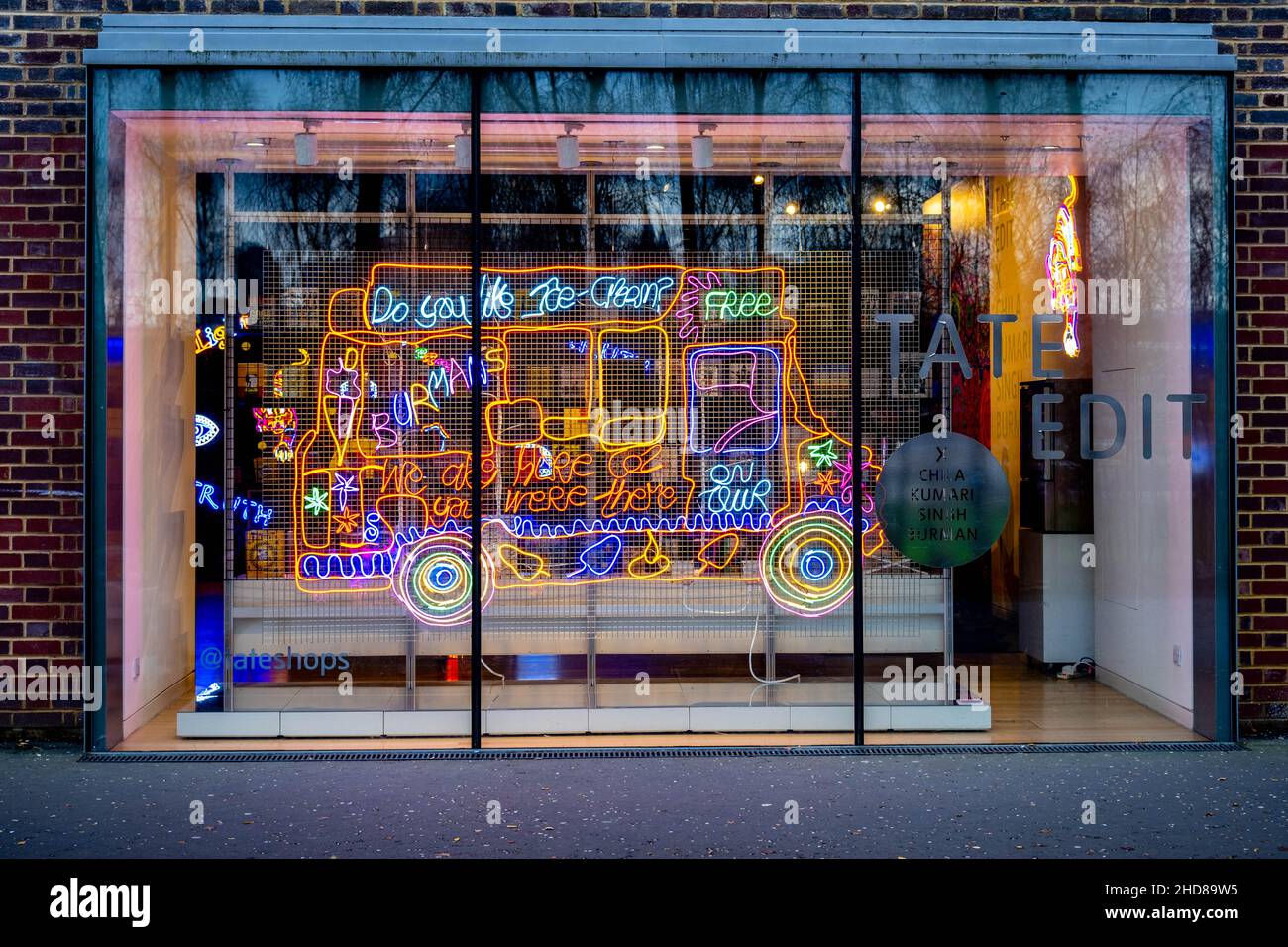 London England UK Januar 02 2022, Tate Modern Art Gallery Bright Neon Light Window Display eines Eiscreme-Van Stockfoto