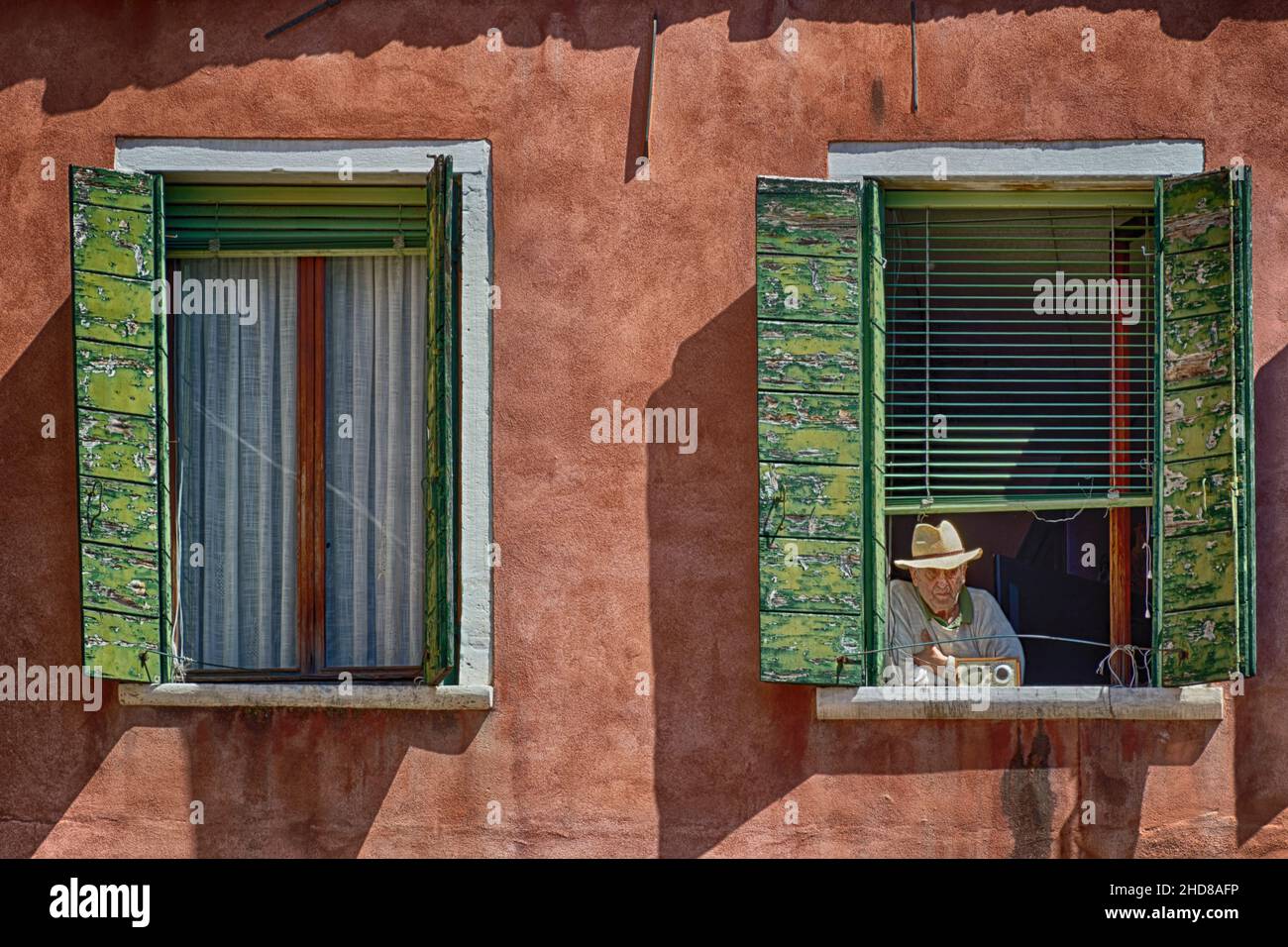 Mann, der die Welt von seinem Fenster aus in Florenz, Italien, Europa, beobachten kann Stockfoto