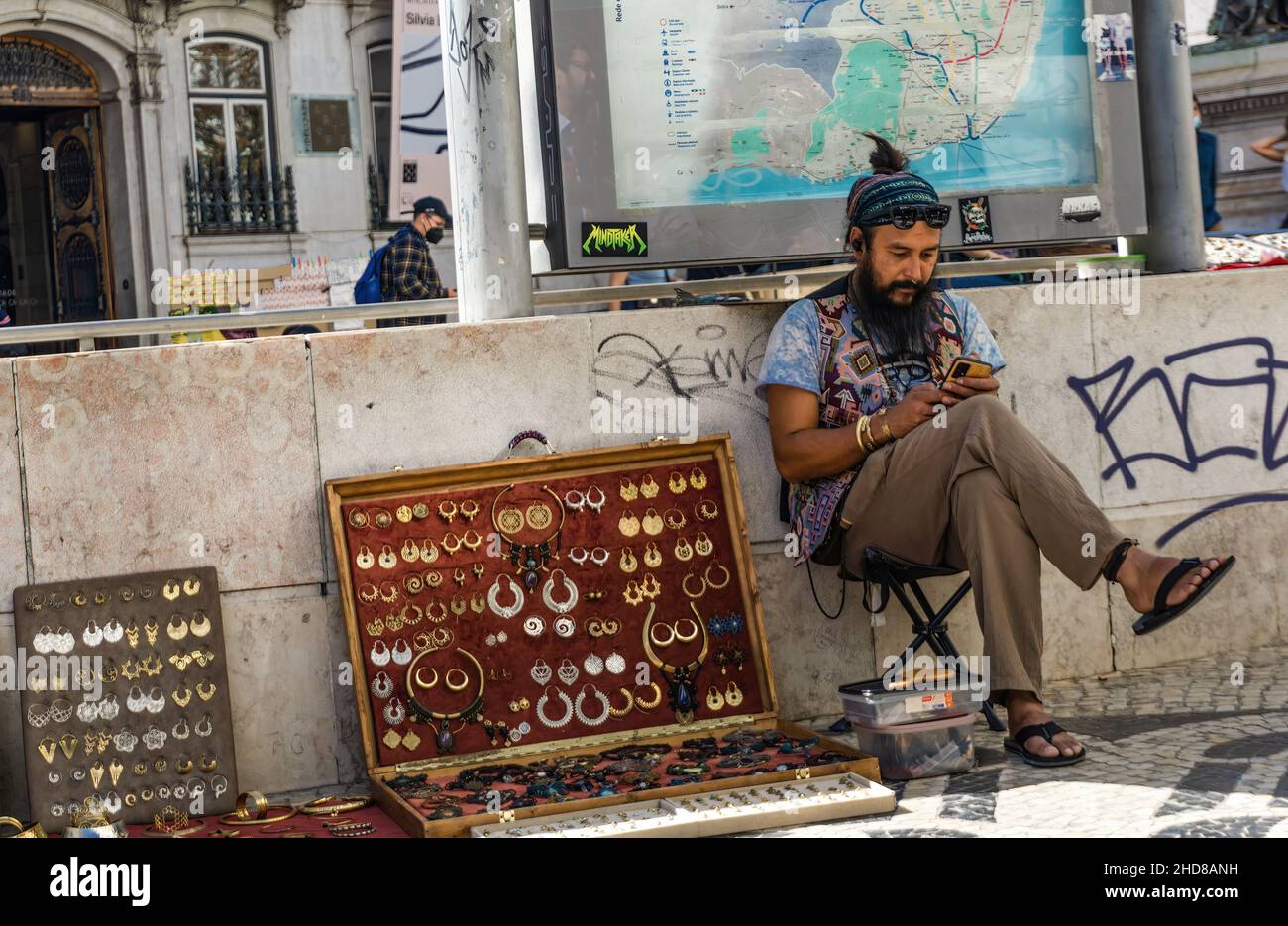 Lisboa, Portugal, Oktober 27,2021: ChildEin asiatischer Straßenhändler verkaufte billigen Schmuck. Stockfoto