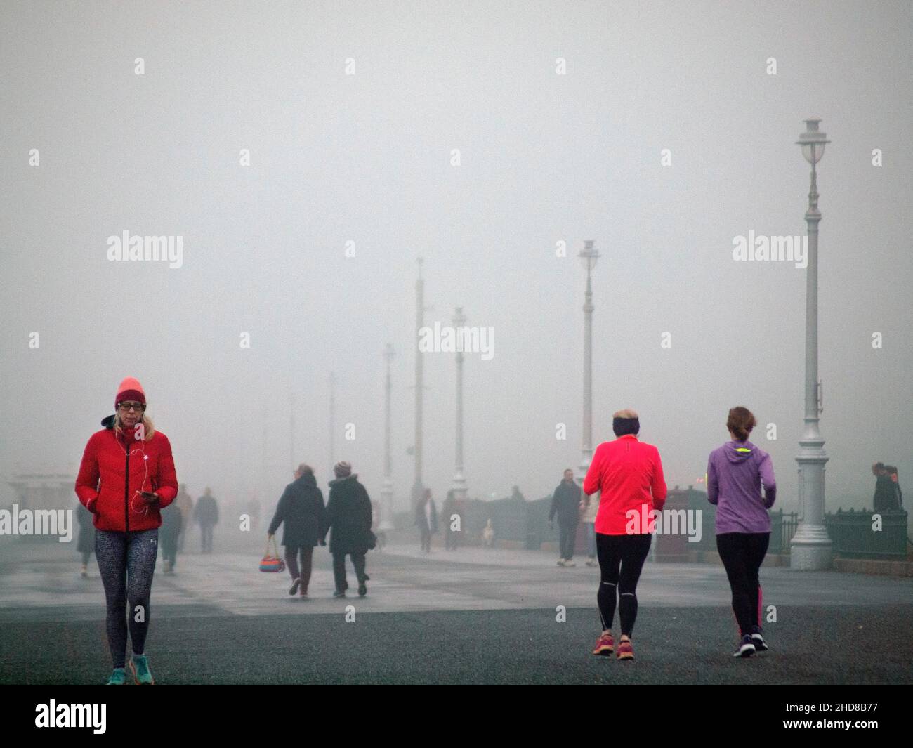 Ein nebliger Wintertag auf der Promenade in Hove, Brighton Stockfoto