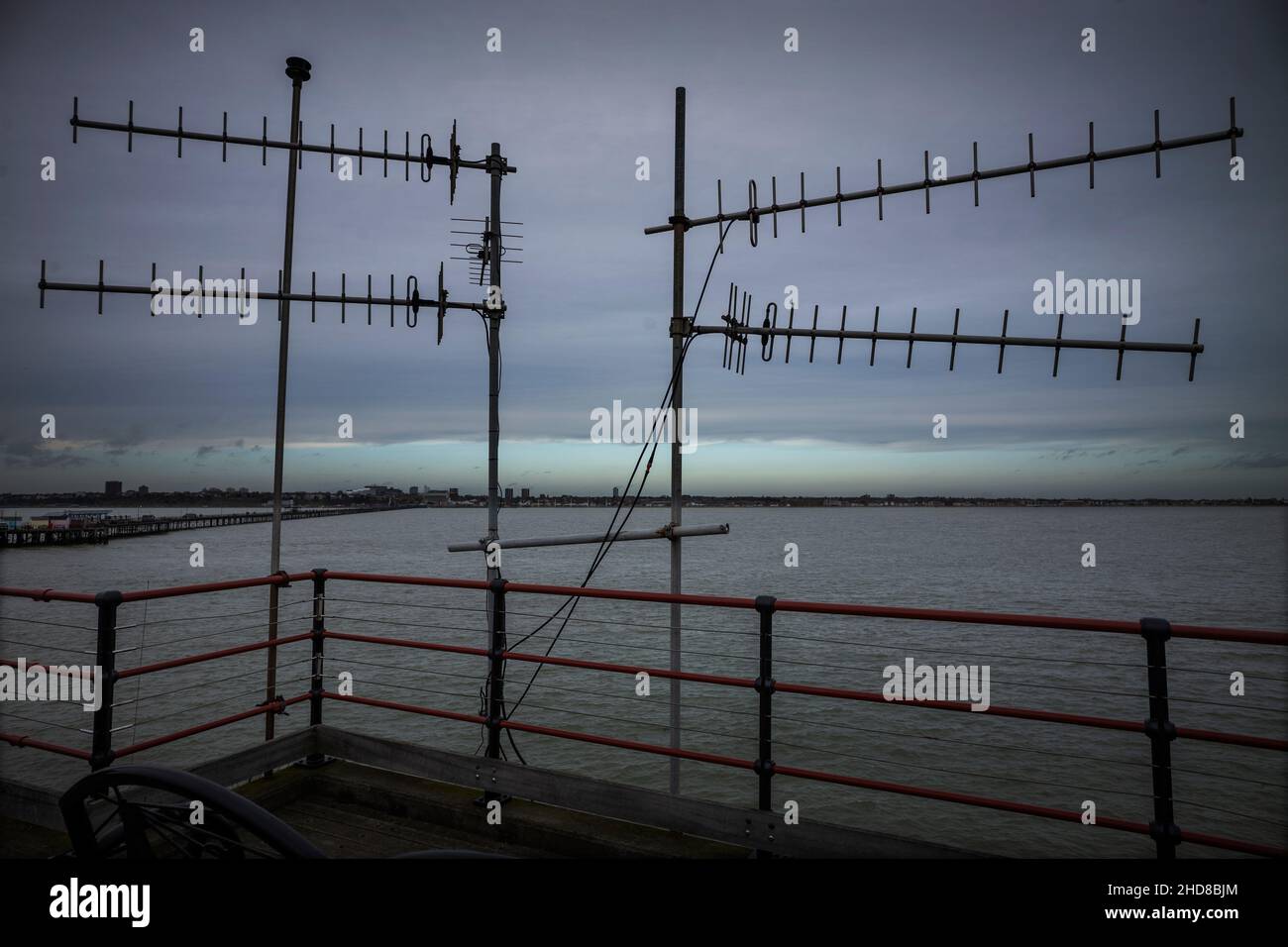 Southend on Sea Essex England 3. Januar 2022 Southend Pier an einem grauen Januartag. Der Pier mit 1,33 Meilen Länge ist der längste Pleasure Pier im W Stockfoto