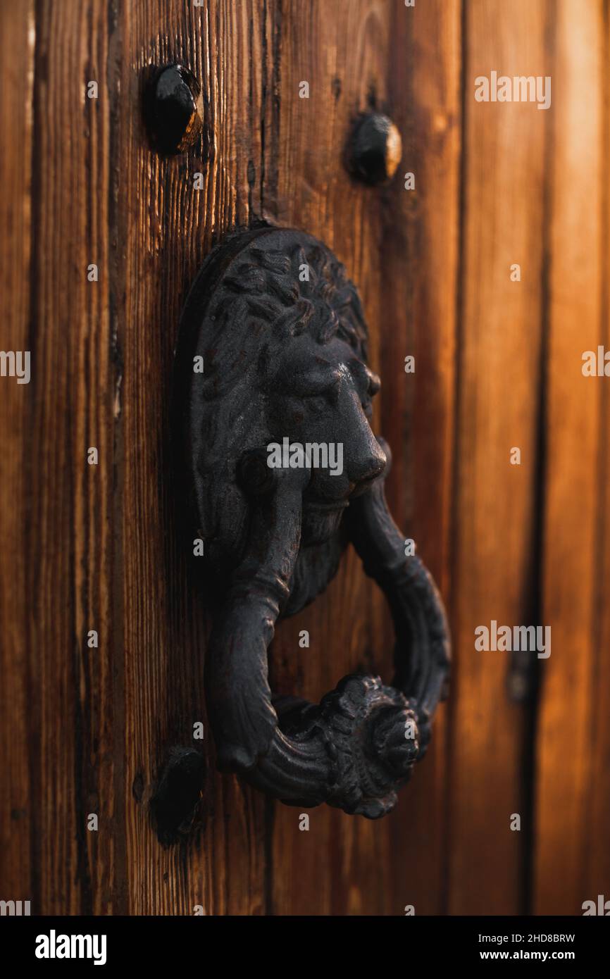Türklinke eine alte Tür Stockfoto