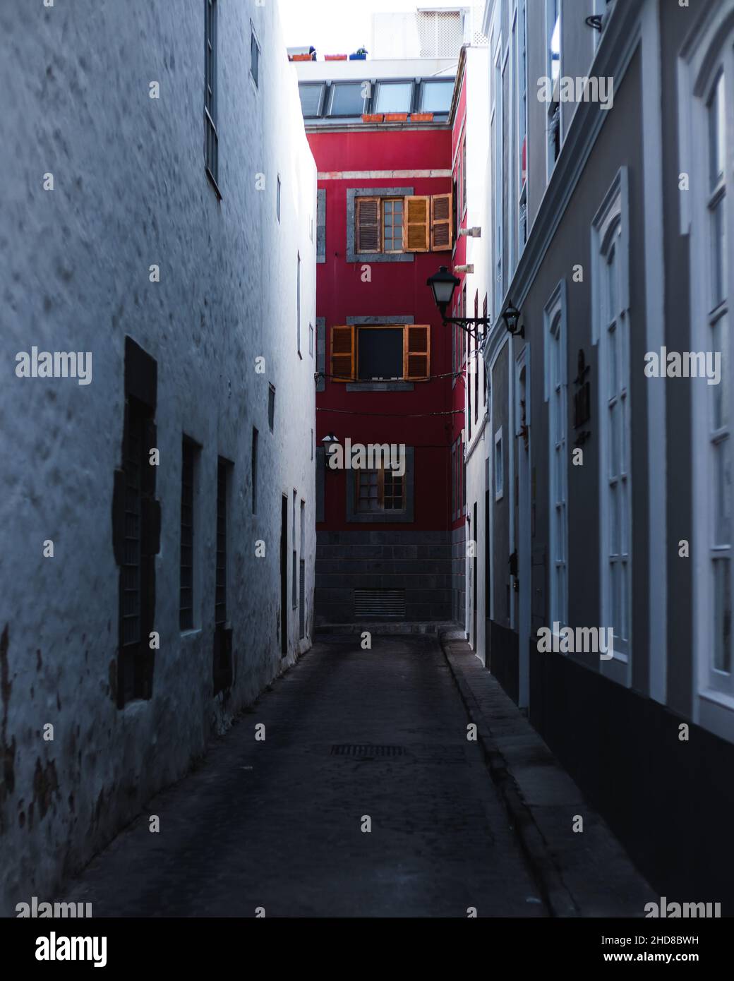 Rotes Haus am Ende einer Straße Stockfoto
